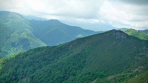 Balcanul Central: Hut Goat Wall - panoramio