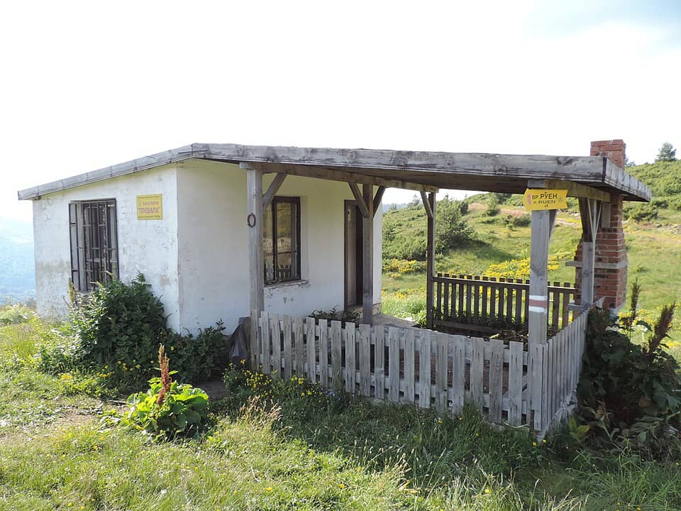 Osogovo și defileul Zemen: Prevala hut, Osogovo 04