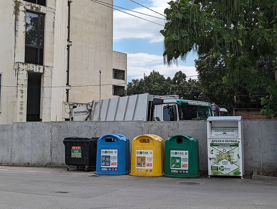 Sultans Trail (pe etape): Sorted waste containers in Lyubimets