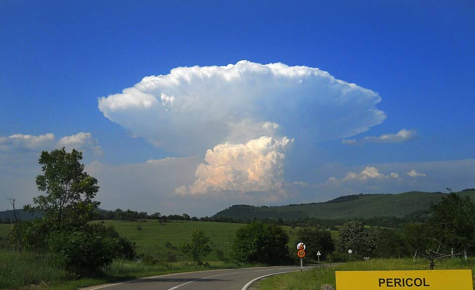 Semenic, Aninei & Nerei-Beușnița: Cumulonimbus capillatus incus with strong updraft in Romania