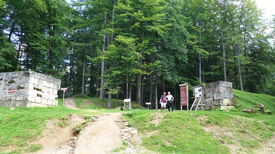 Godeanu & Țarcu: Sarmisegetusa Regia - Intrare in incinta cetatii – Gradistea Muntelui, Muntii Sureanu, Hunedoara, Romania 01