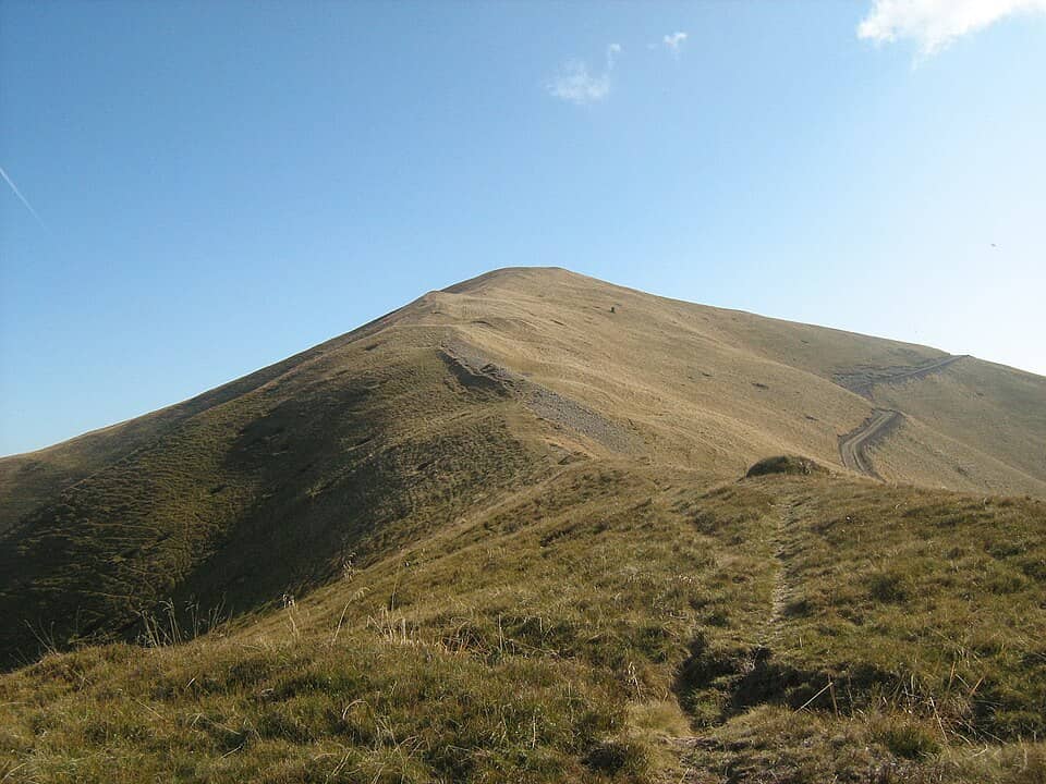 Baiului (Gârbova): Vedere spre Vf. Urechea (1715m) - panoramio