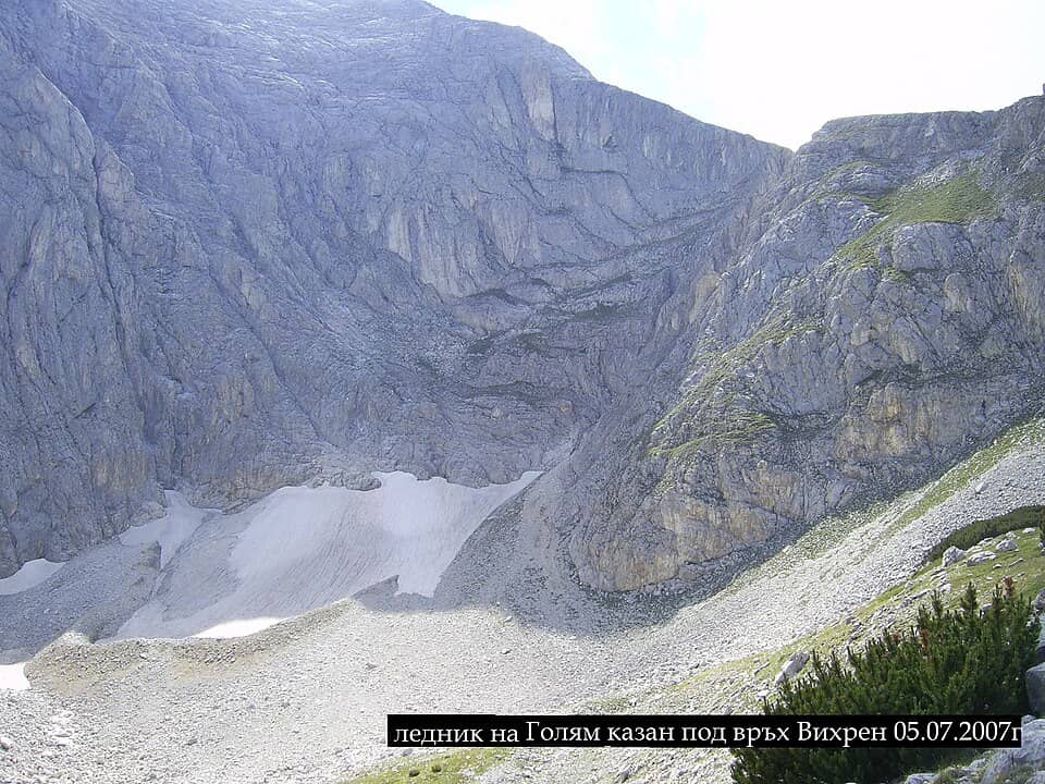 Pirin: Bansko și Vihren: Ледник на Голям казан под Вихрен,Goljam kazan-Vihren peak - panoramio