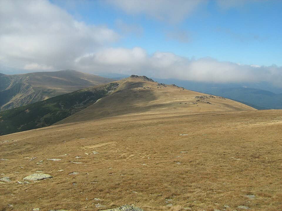 Cindrel (Cibin): Vedere spre Vf. Cristesti (2202m) de pe Vf. Steflesti (2242m) - panoramio