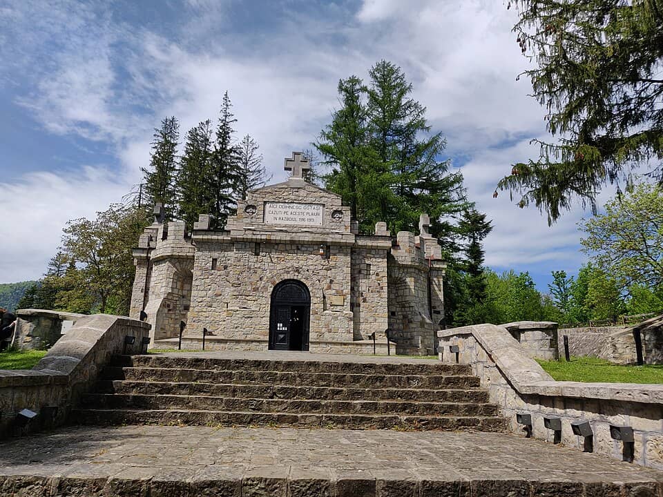 Vrancei: Mausoleul eroilor din Soveja 01