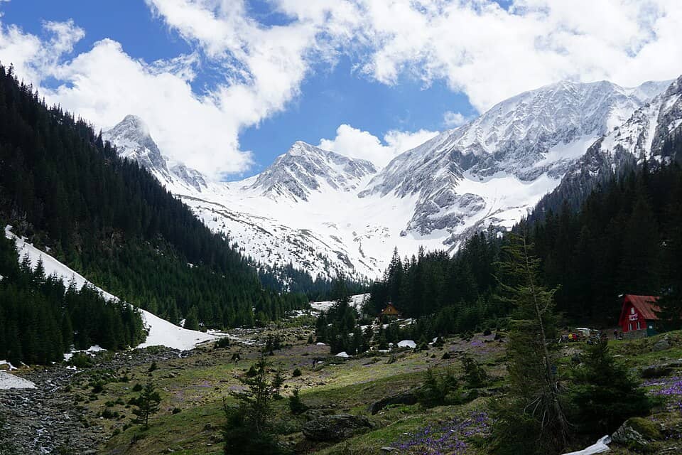 Făgăraș: View of the Fagaraș Mountains from Sâmbăta valley, Romania (51167037133)