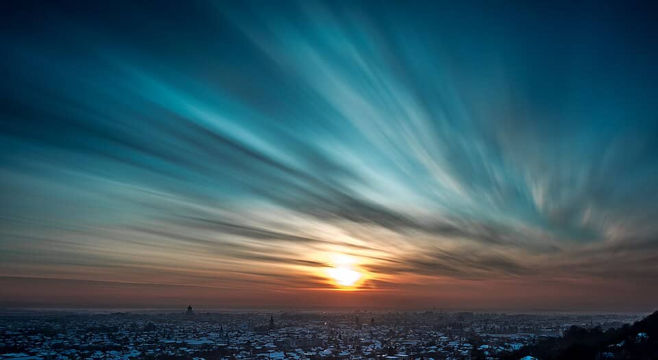 Gutâi, Igniș & Țibleș: Sunset sky over the city of Baia Mare (Unsplash)
