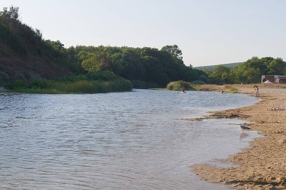 Emona și plaja Irakli: BG A Irakli Vaya river