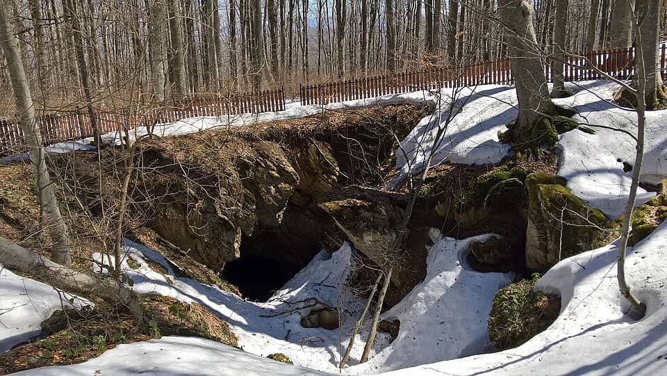Balcanul Central: Lednicata cave stara planina 2017