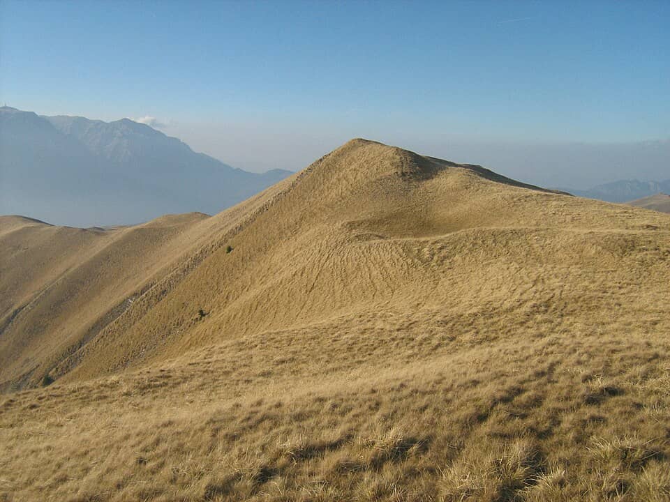 Baiului (Gârbova): Vedere spre Vf. Baiu Mare 1 de pe Vf. Baiu Mare 2 - cu baliză (1895m) - panoramio
