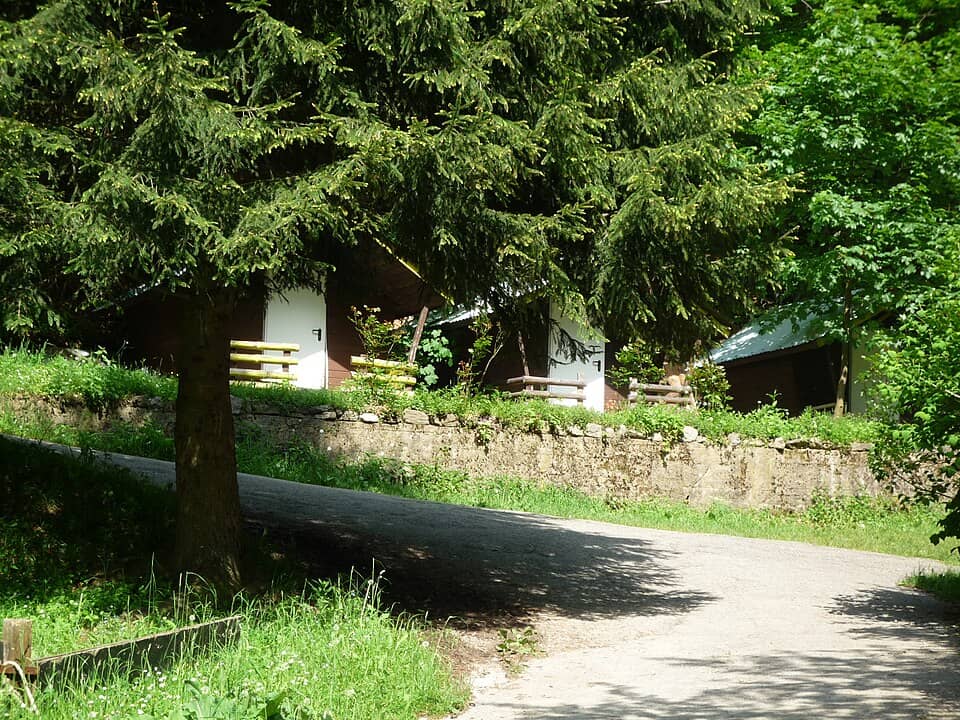 Balcanul Central: Хижа "Хайдушка песен"-бунгалата - panoramio